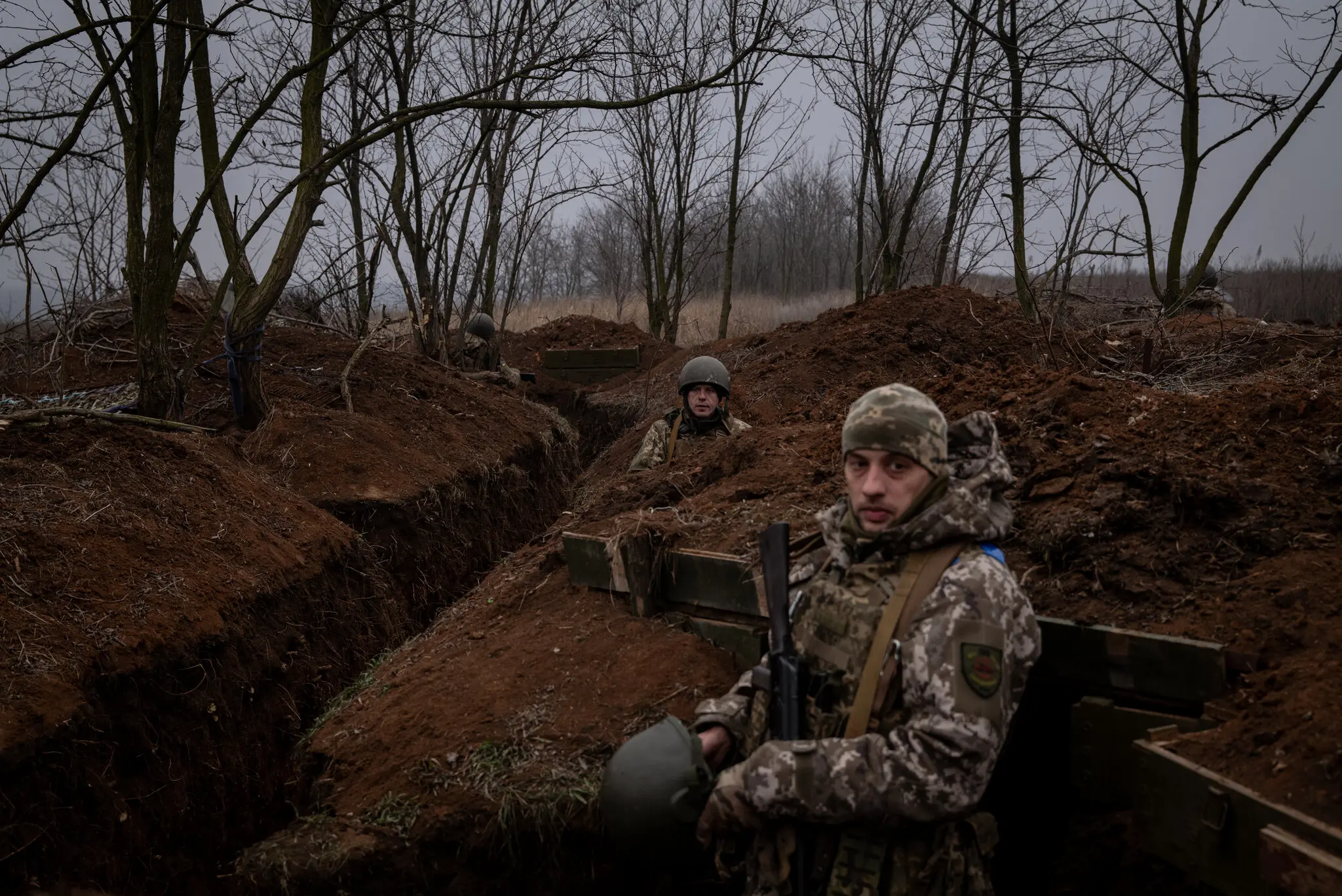 Українські військові в окопі, де окопався підрозділ батальйону 